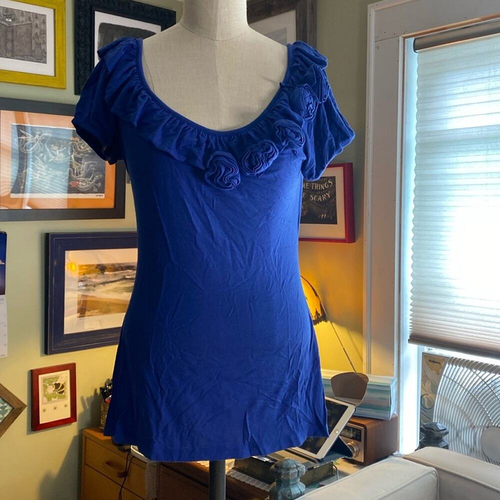 LA LA LAMÉ scoop neck tee with rose and ruffle embellishments